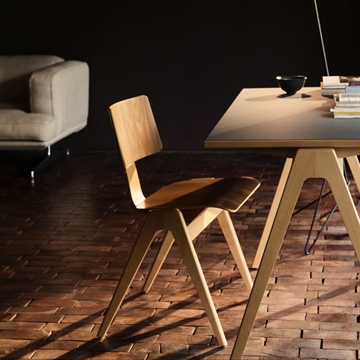 &Tradition Daystak Table RD2, Beech & Fenix Nano Laminate - brugt i en dagligstue som skrivebord